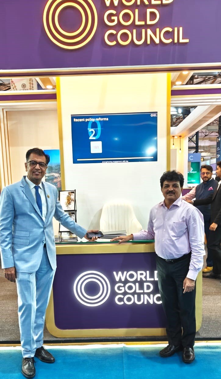 Worls Gold Council India CEO Sachin Jain and Niranjan Parihar of Nakshatra Golds Pic Jewel Trades